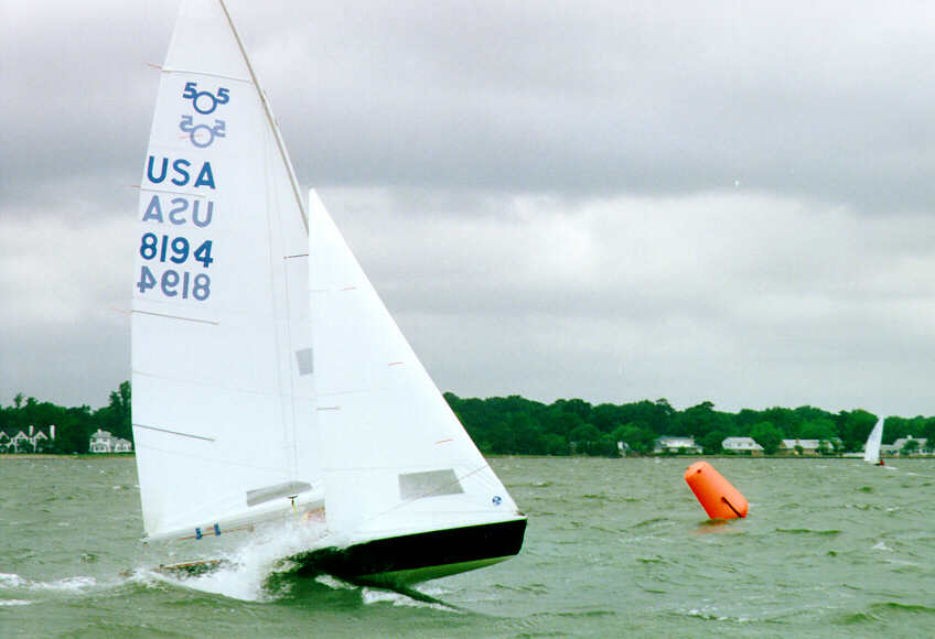 Same race, Tom Kivney/Todd Johnson attempting liftoff upwind as they approach the finish line.  (41 Kb)