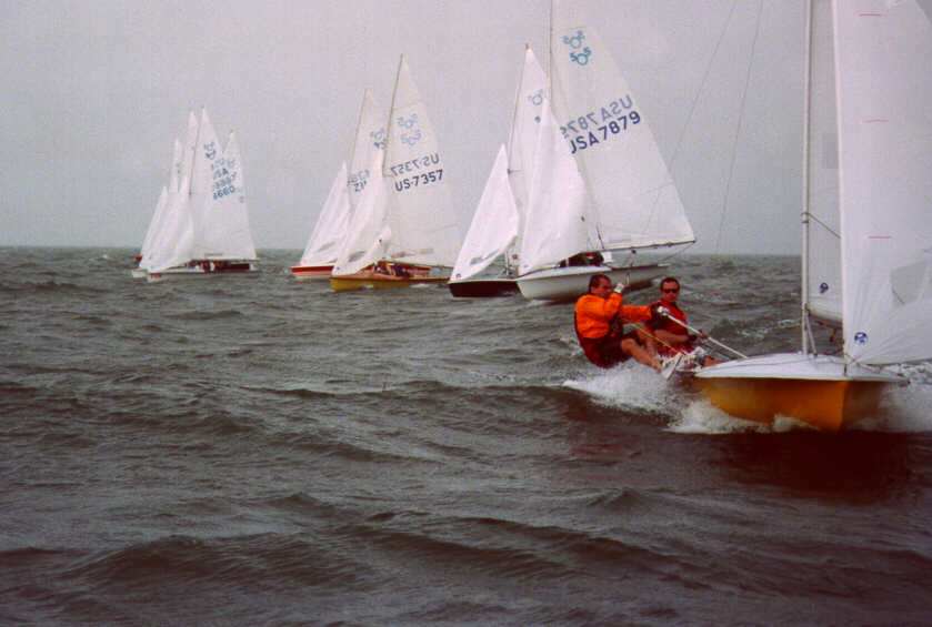 Same race, setting up for the gate start. Nick Grey (driver)/Gerard Kivney (crew) are about to round the gate launch's stern. Jonathan Phillips/Les Crane are lined up next, with Kivney/Johnson, the Follansbee brothers, and John Wyles/Allan Freedman lined up above them.   (49 Kb)