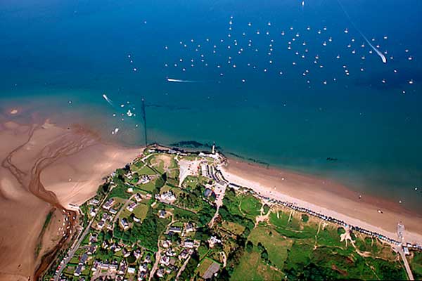 South Caernarvonshire Yacht Club has an idyllic position on a rock outcrop overlooking the bay, with stunning views towards Snowdonia, St. Tudwal's Islands & the West Coast of Wales.