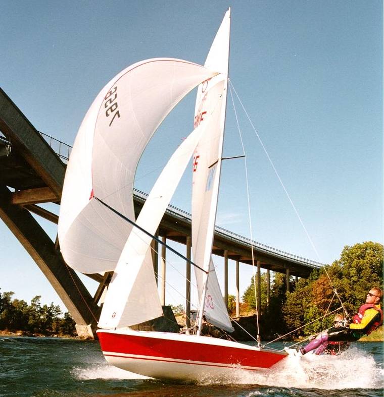 Mikael Ahrbom & Claes Thurell, Stockholm/Sweden. This is their old boat, SWE-7956, previously raced by Jorgen Shonherr.  (64 Kb)