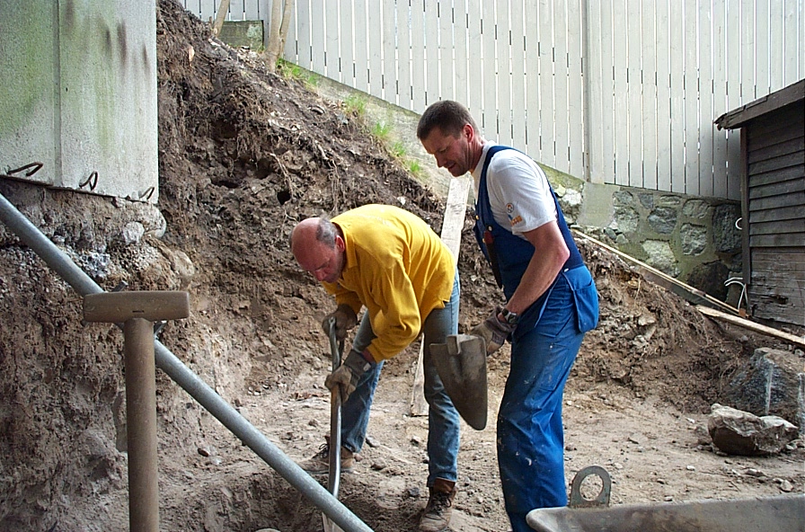 Olle Wenrup och Pelle Ek har hittat en stor stenbumling som mste grvas runt, borras i, sprckas och sen lyftas bort.