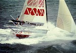 Klicka bilden!  18-foot skiff sailing in Sydney harbour - photo by Ebbe Rosen